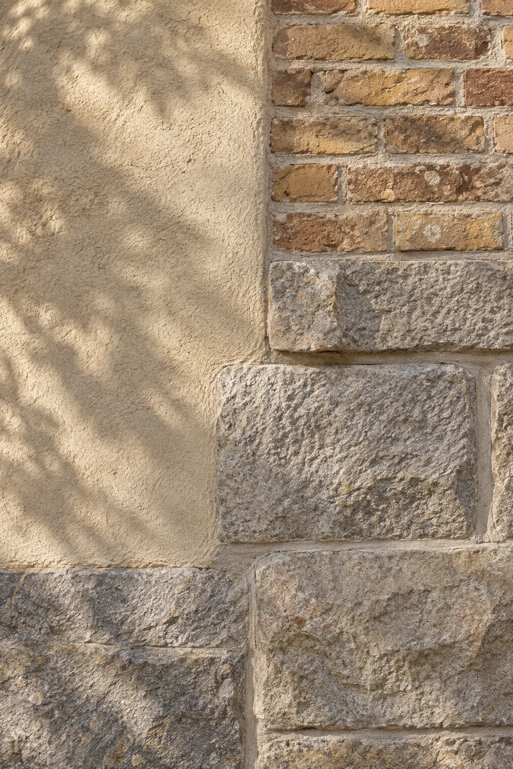Illustrerad detalj av puts, tegel och natursten